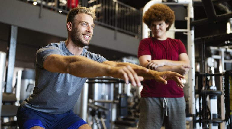 ¿DEBERÍAS CONFIAR EN UN “ENTRENADOR PERSONAL” QUE ESTÁ FUERA DE FORMA?